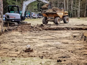 Greeneris specialistai papildo armenį – derlingą dirvos sluoksnį sklype, kuriame bus sėjama veja.