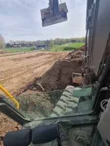 Augalinio sluoksnio atvežimas ir papildymas vejos įrengimo metu Molėtuose.