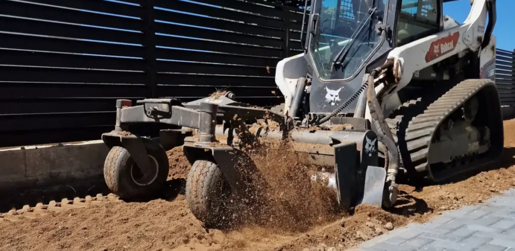 Greeneris ekspertai purena dirvą profesionalaus vejos įrengimo darbų metu Molėtuose.