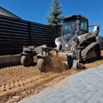 Greeneris ekspertai purena dirvą profesionalaus vejos įrengimo darbų metu Molėtuose.