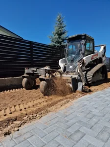 Greeneris ekspertai purena dirvą profesionalaus vejos įrengimo darbų metu Molėtuose.