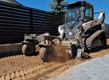 Greeneris ekspertai purena dirvą profesionalaus vejos įrengimo darbų metu Molėtuose.