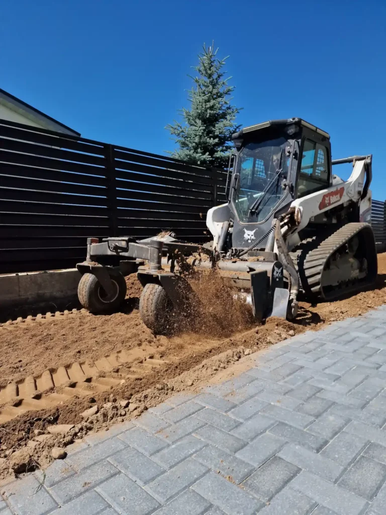 Greeneris ekspertai purena dirvą profesionalaus vejos įrengimo darbų metu Molėtuose.