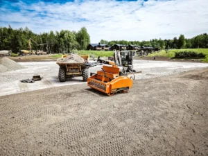 Greeneris mechanizuotas vejos įrengimas Bobcat mini krautuvą dirvos purenimui ir ELIET sėjimo mašiną.