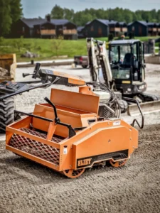 Greeneris technika: Eliet sėjimo mašina ir Bobcat mini krautuvas ant suformuotos kalvelės.