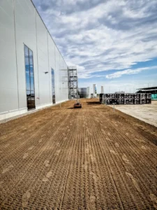 Greeneris specialistai sėja veją mechanizuota sėjimo mašina įmonės teritorijoje, Kaune.