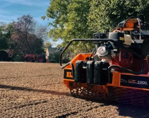 Mechanizuoto vejos įrengimo metu Greeneris specialistai sėja veją naudodami modernią ELIET sėjimo mašiną.