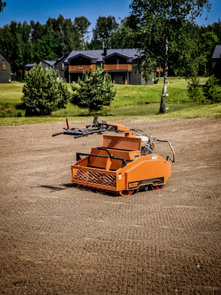 ELIET sėjimo mašina, kurias naudoja Greeneris komanda profesionaliam vejos įrengimui.