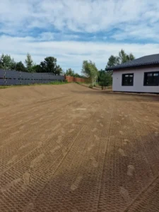 Greeneris komanda įrenginėja veją Vilniaus rajone.