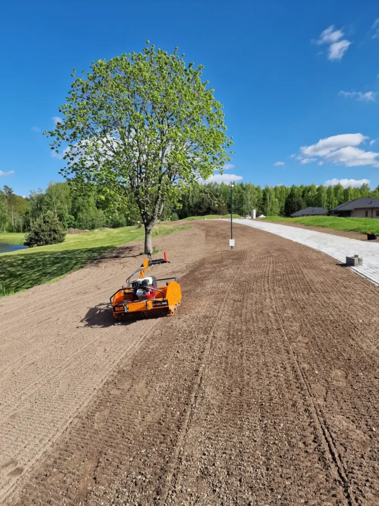 Mechanizuotas vejos sėjimas ir pilnas vejos įrengimas Molėtuose.