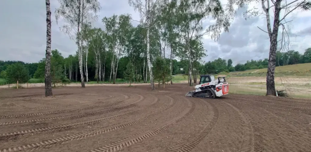 Žemės purenimas Bobcat mini krautuvu Vilniaus rajone.