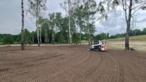 Žemės purenimas Bobcat mini krautuvu Vilniaus rajone.