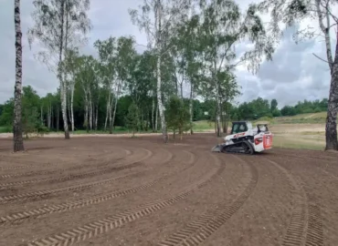 Žemės purenimas Bobcat mini krautuvu Vilniaus rajone.