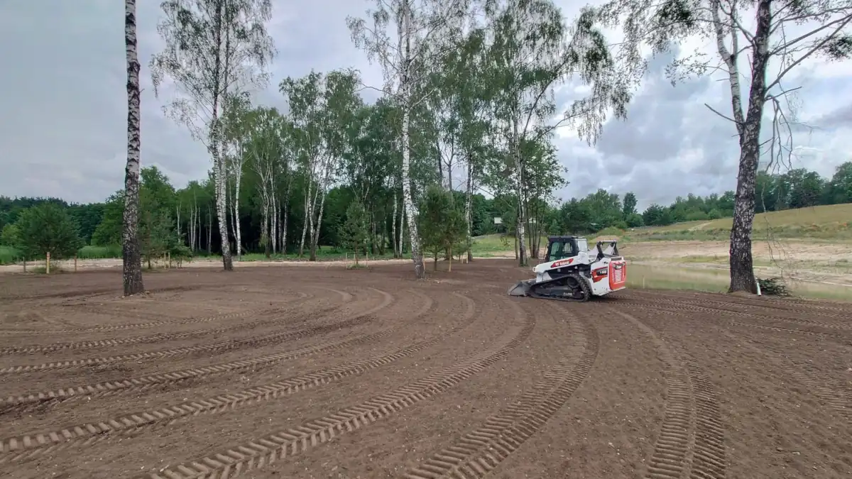 Žemės purenimas Bobcat mini krautuvu Vilniaus rajone.