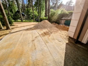 Išlygintas ir kelio įrengimui paruoštas pagrindas.