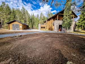 Greeneris komanda ant sulygintų pagrindų užpila dekoratyvinės skaldos ir suformuoja kelią.