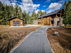 Greeneris specialistai užpila kelią dekoratyvine skalda ir ją sulygina.