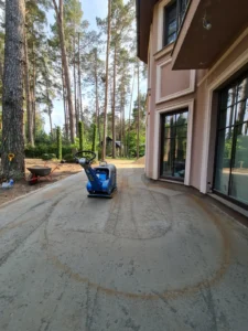 Greeneris specialistai lygina pagrindus prieš trinkelių klojimą takui Vilniuje.