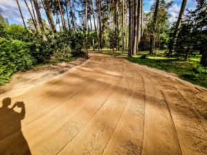 Greeneris darbuotojų sulygintas pagrindas ant kurio bus įrengtas žvyrkelis.