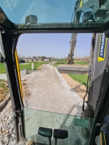 Greeneris ekspertas sunkiasvore technika lygina skaldą ruošdamas pagrindą keliui.