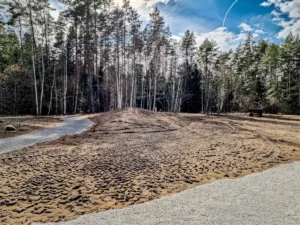 Greeneris ekspertų suformuota kalvelė natūraliame reljefe.